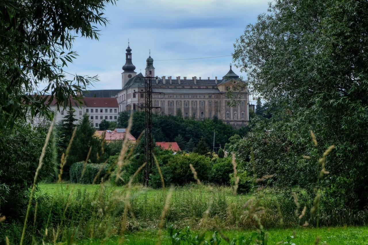 Apartmany V Broumovskem Statku Bagian luar foto